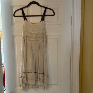 Black Swan Cream Textured Label Top